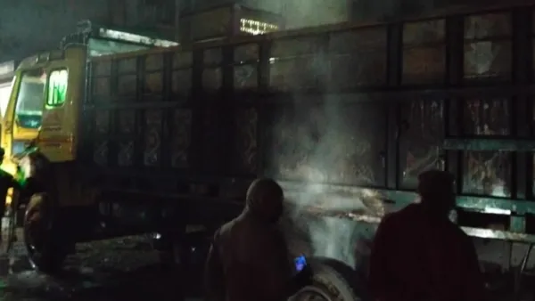 চুয়াডাঙ্গার দর্শনায় ট্রাকে আগুন দিয়েছে দুর্বৃত্তরা 