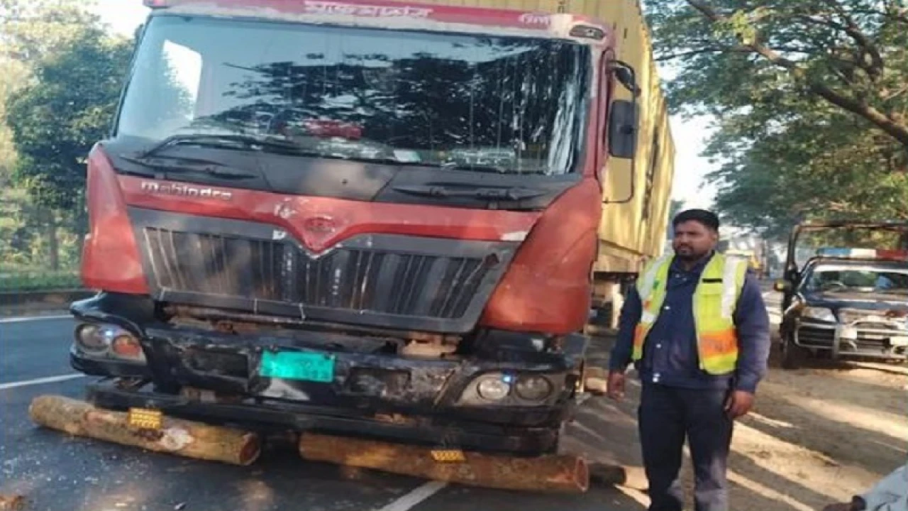 মিরসরাইয়ে লরির ধাক্কায় ৩ শ্রমিকের প্রাণ গেল