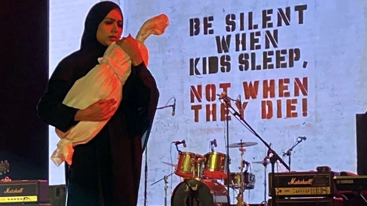 মৃত সন্তান কোলে নিয়ে মমর প্রতিবাদ