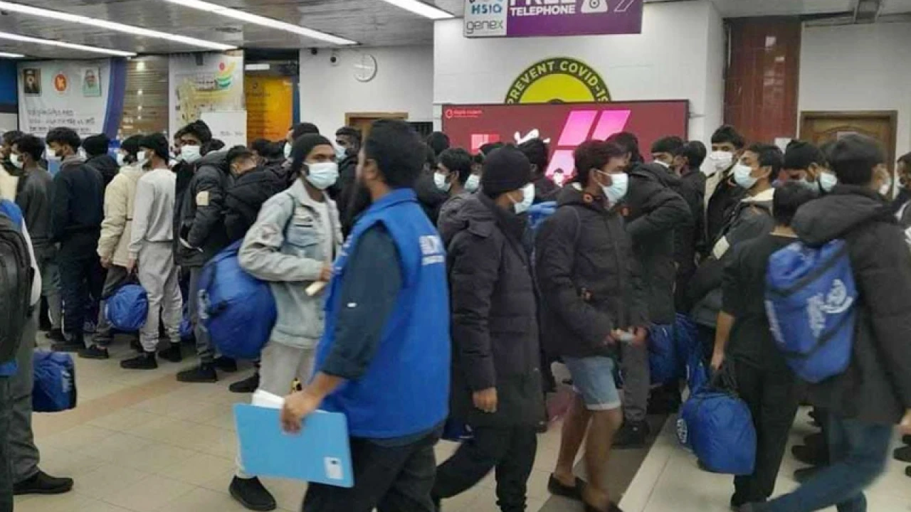 লিবিয়া থেকে দেশে ফিরলেন ১৪৩ বাংলাদেশি