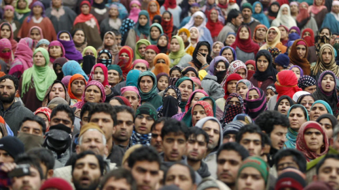 দেশে পুরুষের চেয়ে নারী বেশি