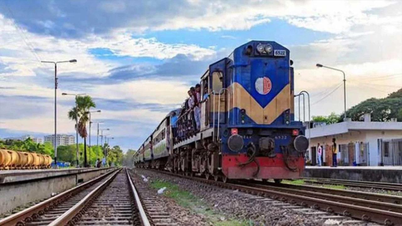 খিলক্ষেতে ট্রেনের ধাক্কায় এনজিও কর্মী নিহত