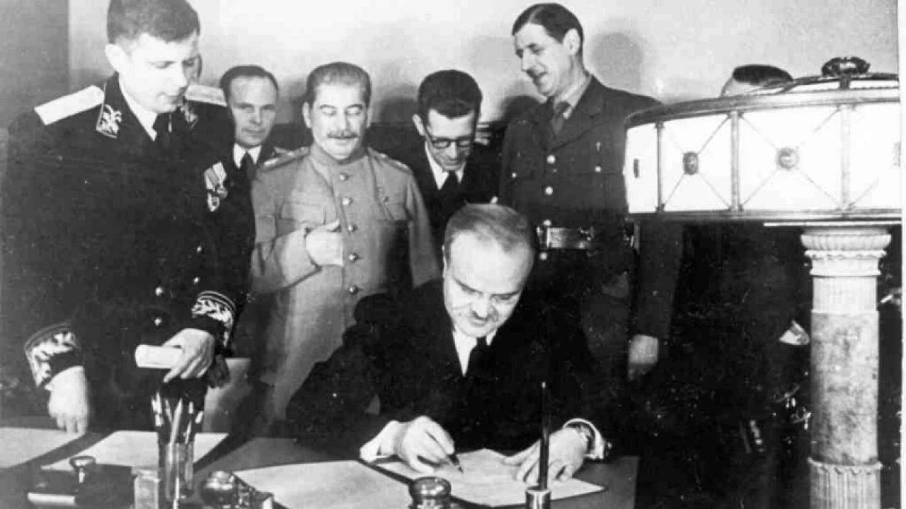 ইতিহাসে এই দিনে ‘সোভিয়েত ইউনিয়নের সঙ্গে ফ্রান্সের চুক্তি’