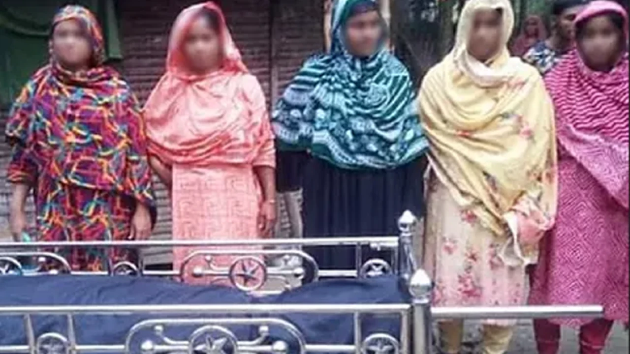 বাবার মরদেহ দাফনে মেয়েদের বাধা, পালালেন ছেলে