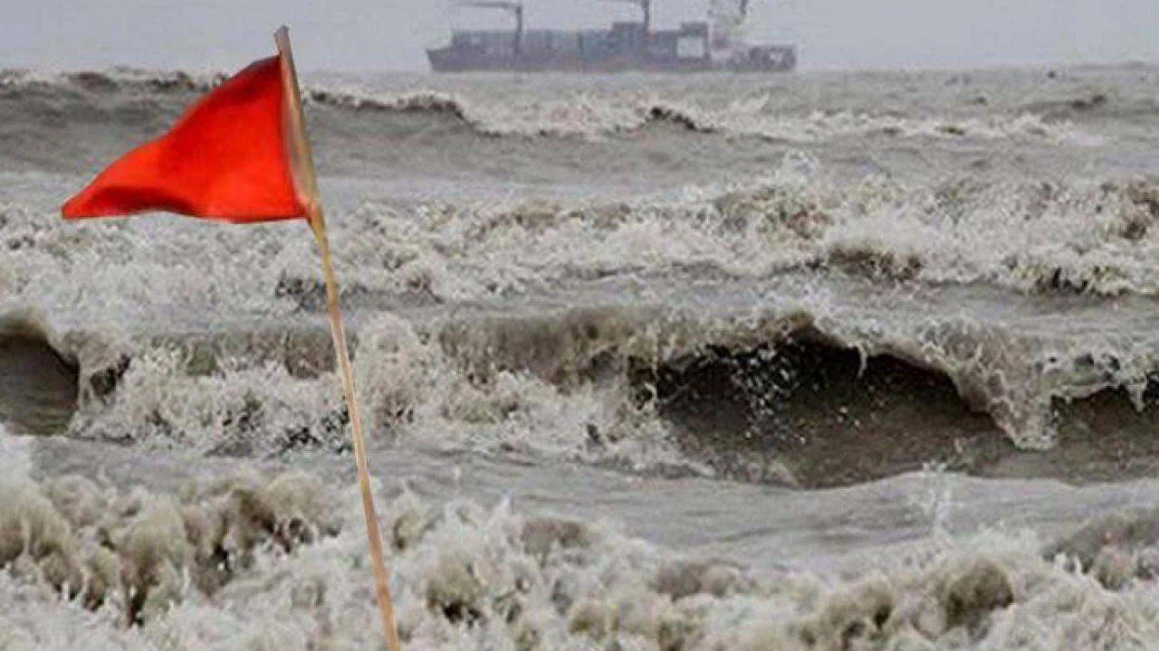 সাগরে নিম্নচাপ, সমুদ্রবন্দরে ১ নম্বর সতর্কসংকেত