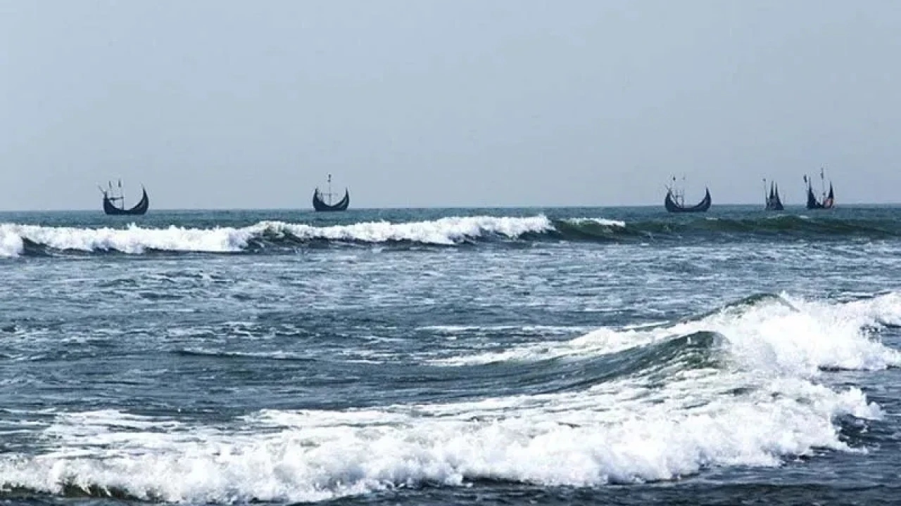 উত্তাল সাগর, ধেয়ে আসছে নিম্নচাপ