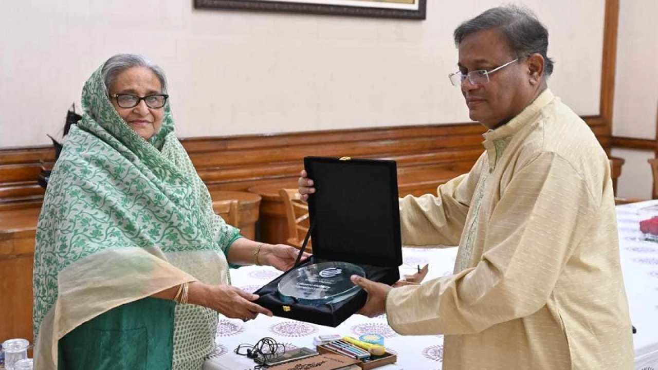 প্রধানমন্ত্রীর হাতে অ্যাওয়ার্ড তুলে দিলেন তথ্যমন্ত্রী