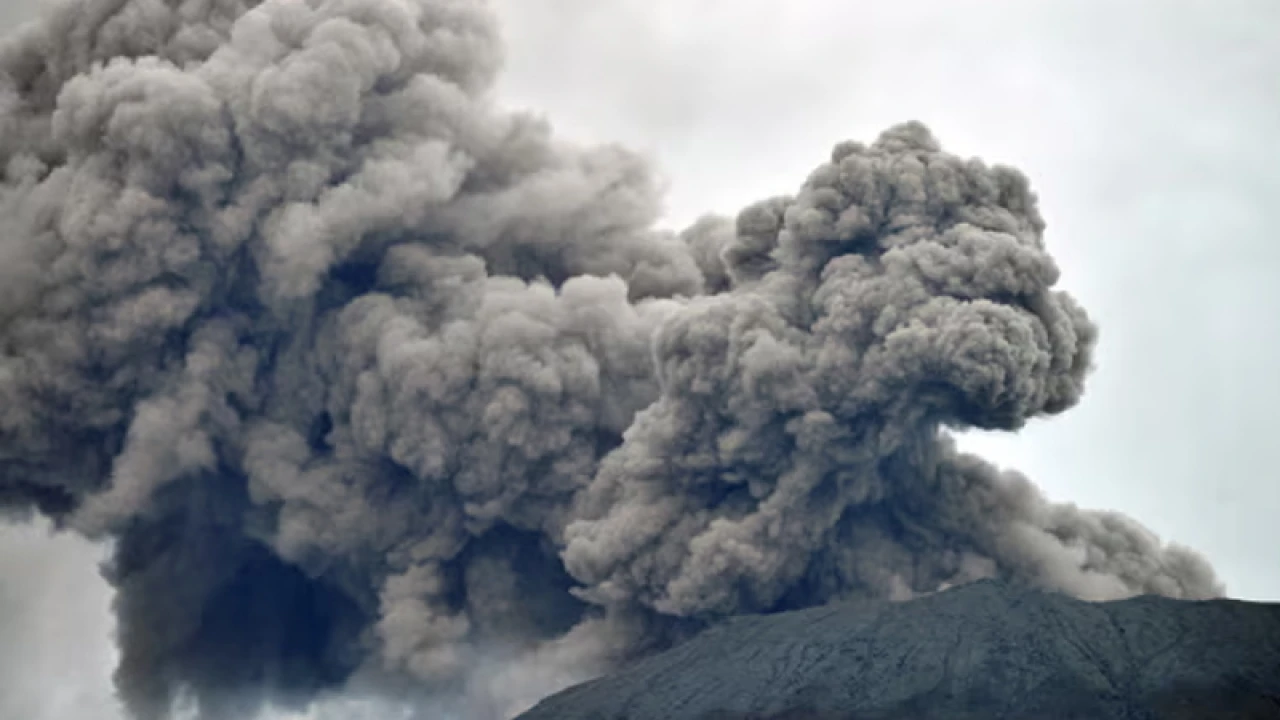ইন্দোনেশিয়ায় অগ্ন্যুৎপাতে ১১ হাইকারের মৃত্যু