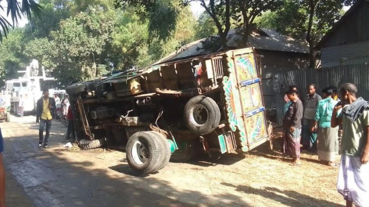 চুরি করে পালানোর সময় ট্রাক উল্টে চোরের মৃত্যু