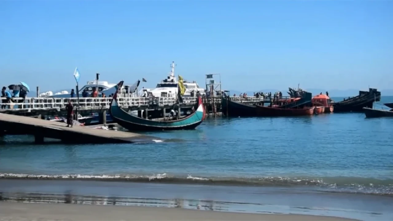 সেন্টমার্টিনে জাহাজ চলাচল বন্ধ, শতাধিক পর্যটক আটকা