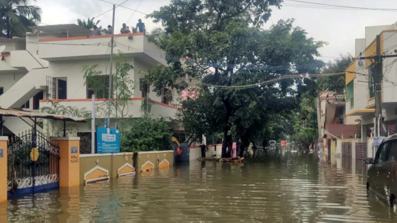 তামিলনাড়ু ও অন্ধ্রপ্রদেশে তাণ্ডব, দুর্বল হতে শুরু করেছে মিগজাউম
