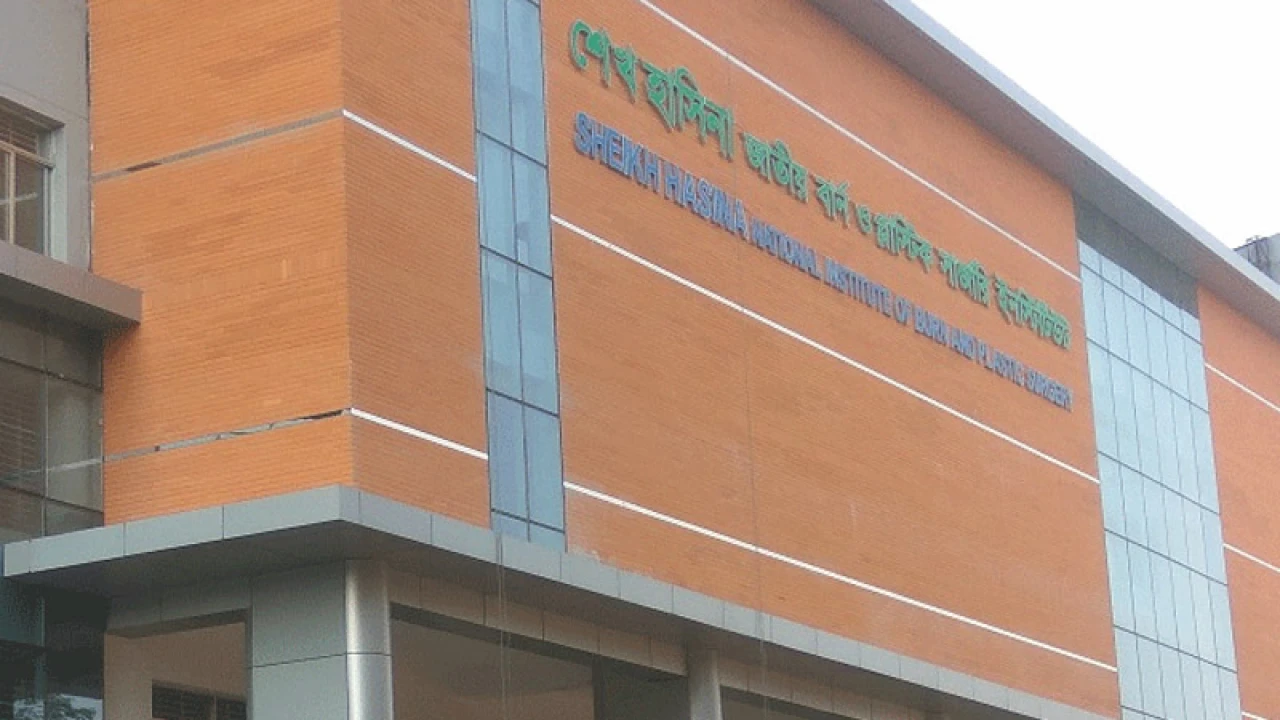 মহাখালীতে ফিলিং স্টেশনে লাগা আগুনে দগ্ধ ৮