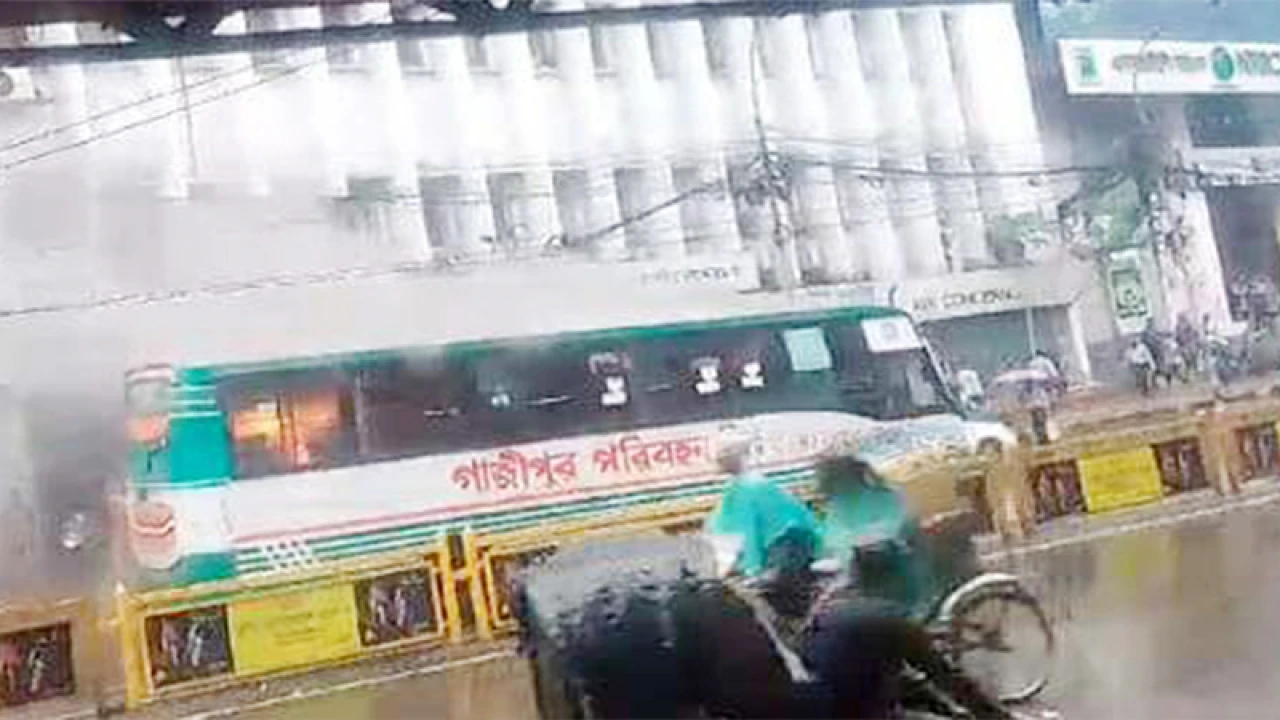 মতিঝিলে যাত্রীবাহী বাসে আগুন