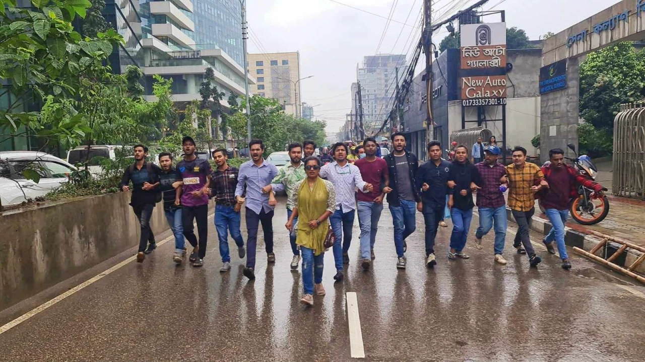 অবরোধ সমর্থনে তিতুমীর কলেজ ছাত্রদলের মিছিল-পিকেটিং