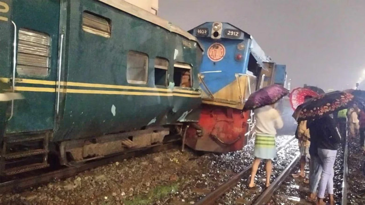 তেজগাঁওয়ে ক্রেনের আঘাতে লাইনচ্যুত ট্রেন, ঢাকার সঙ্গে যোগাযোগ বন্ধ