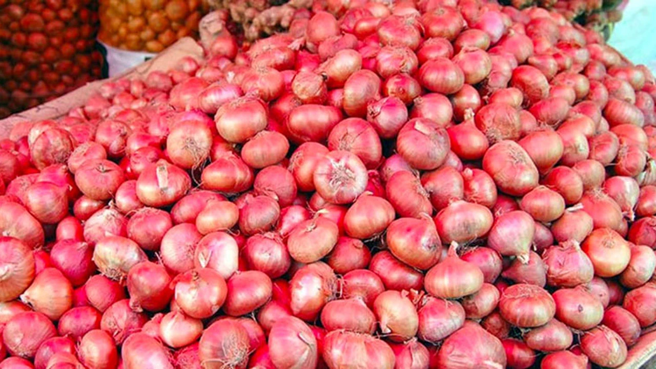 হঠাৎ পেঁয়াজের ঝাঁজে পুড়ছে মানুষ