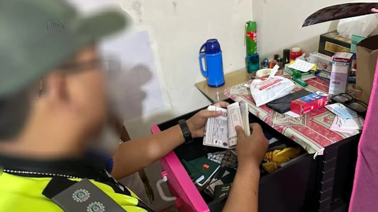 বিদেশি স্ত্রীসহ মালয়েশিয়ায় বাংলাদেশি গ্রেপ্তার