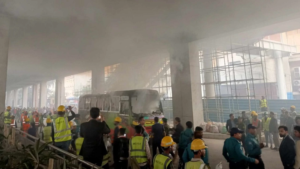 শাহবাগে মেট্রোরেল স্টেশনের নিচে বাসে আগুন