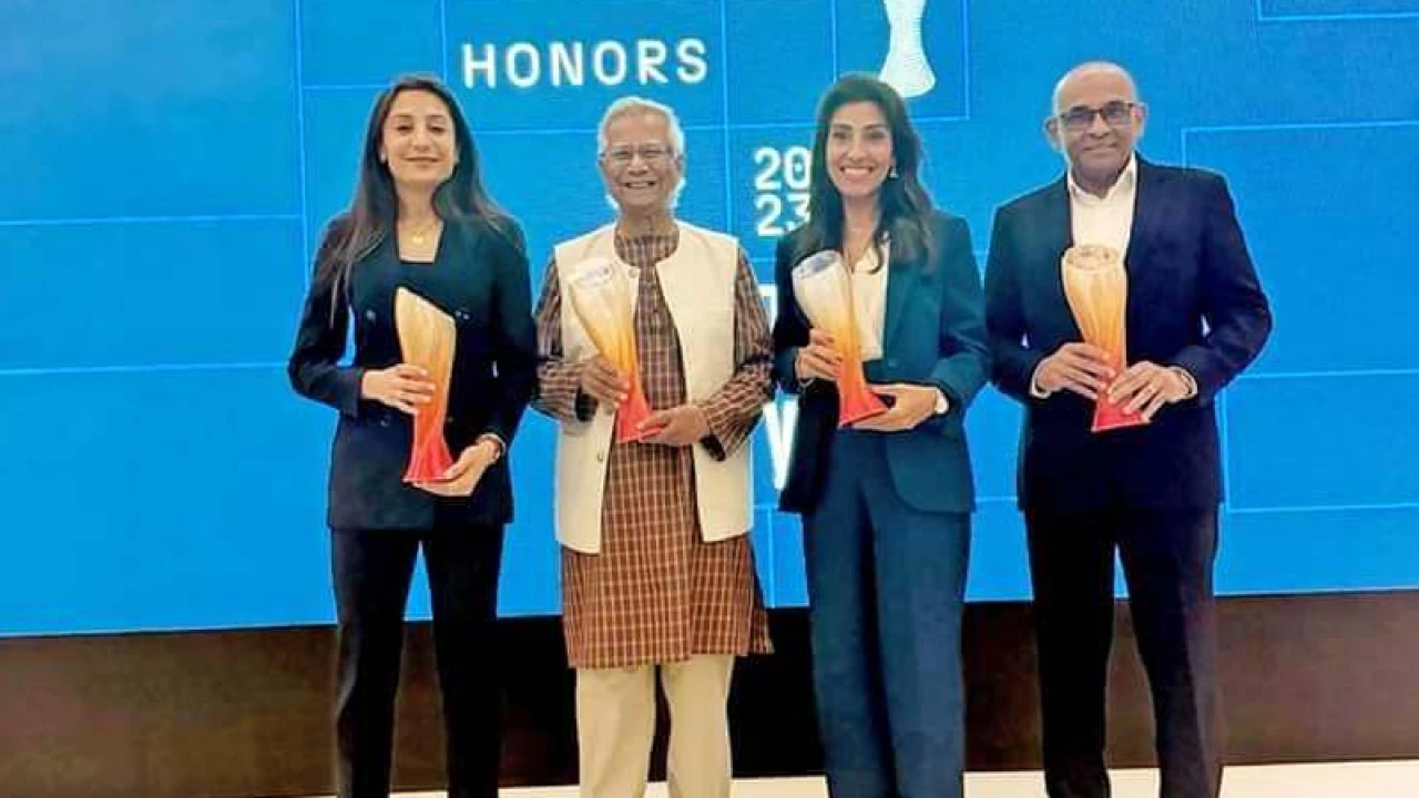 বিশ্ব ফুটবল সম্মেলনে সম্মাননা পেলেন ড. ইউনূস