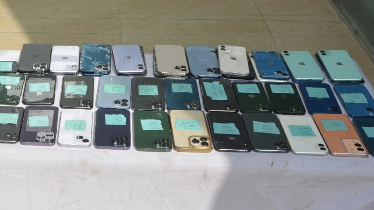 ৪৫ আইফোনের মালিককে খুঁজছে পুলিশ