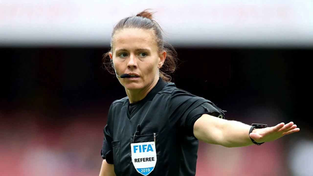 ইংলিশ প্রিমিয়ার লিগে প্রথম নারী রেফারি রেবেকা