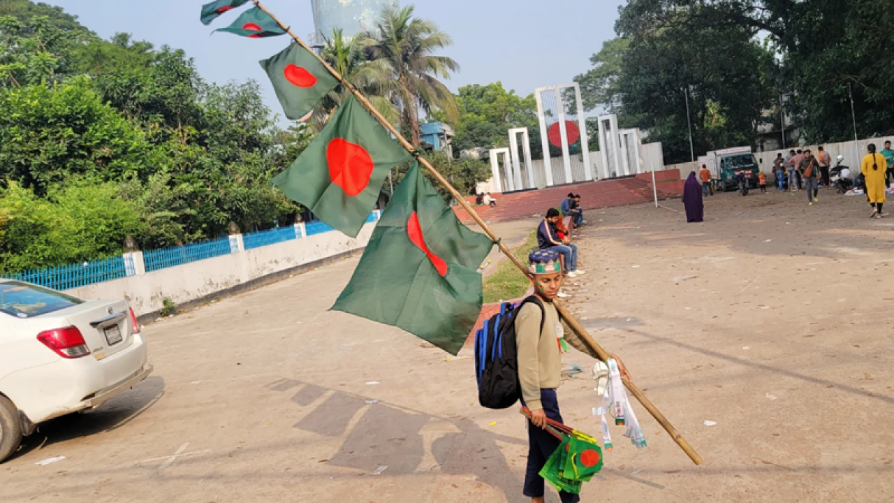 দোহার-নবাবগঞ্জের পথে পথে লাল সবুজের ফেরিওয়ালা