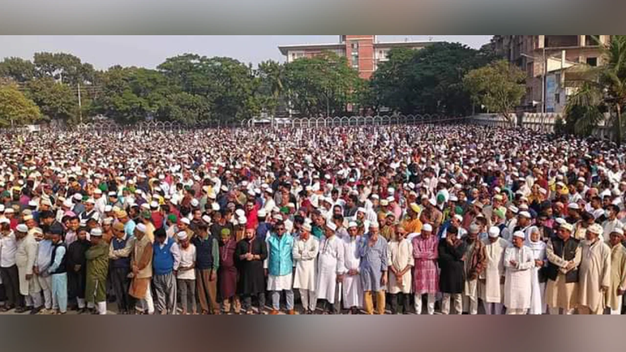 কুসিক মেয়রের দাফন সম্পন্ন, জানাজায় মানুষের ঢল