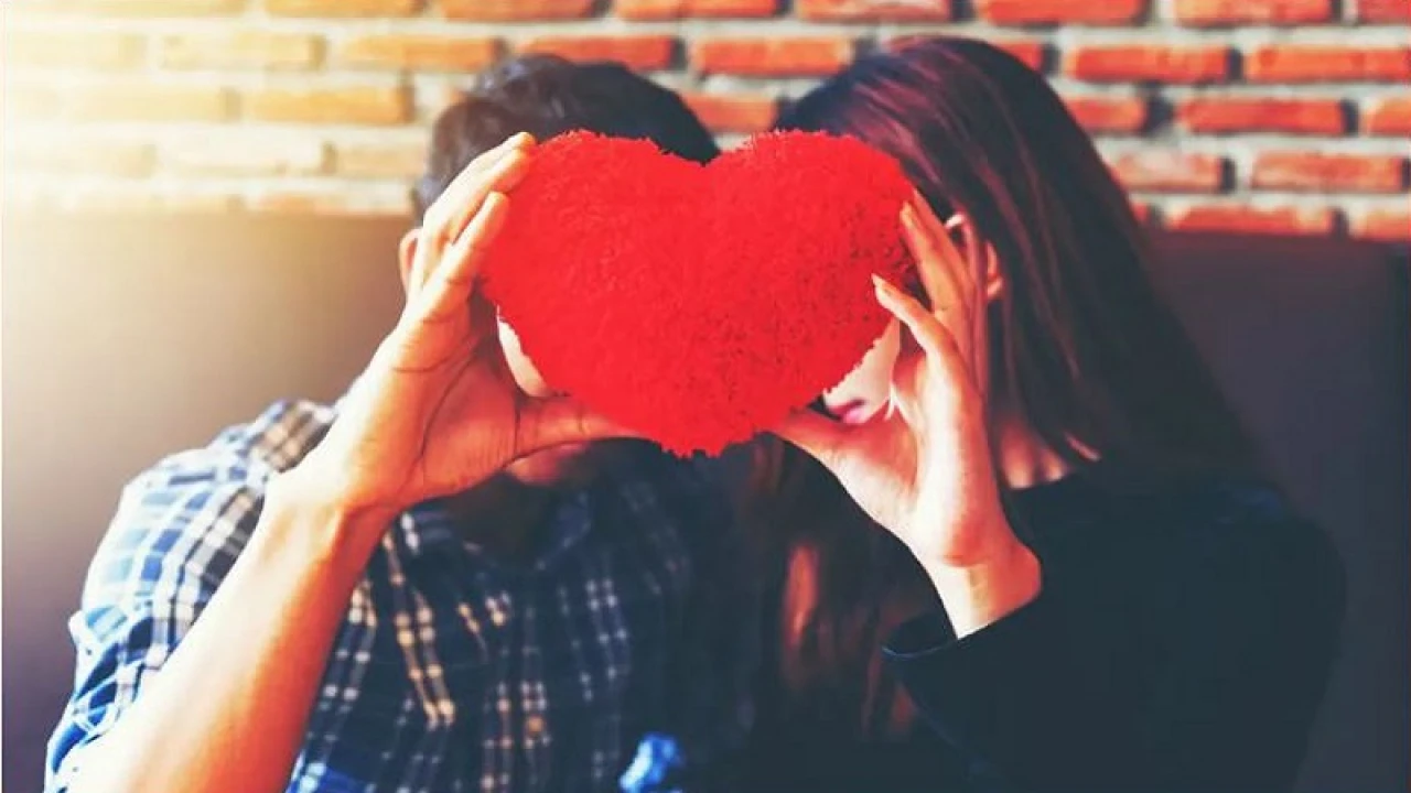 সহকর্মীকে মনে ধরেছে, কী করবেন