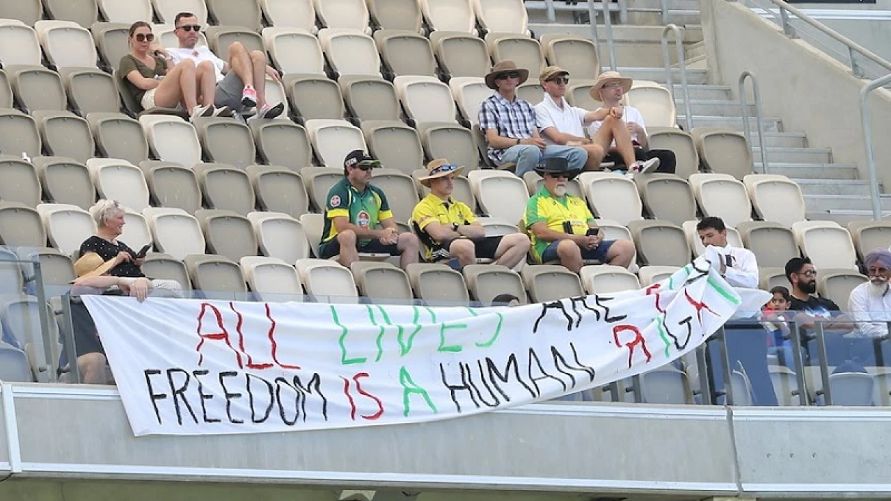 আইনি জটিলতায় পারেননি খাজা, করে দেখালেন অস্ট্রেলিয়ার দর্শকরা