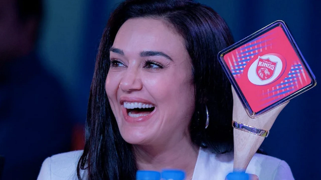 নিলামে ভুল করে খেলোয়াড় কিনে ফেললেন প্রীতি জিনতা