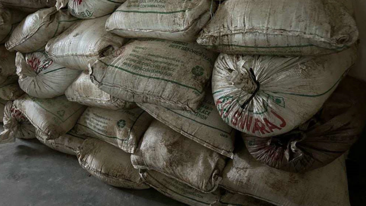 শেরপুরে বালুর ট্রাক থেকে ২৪০ বস্তা ভারতীয় চিনি জব্দ