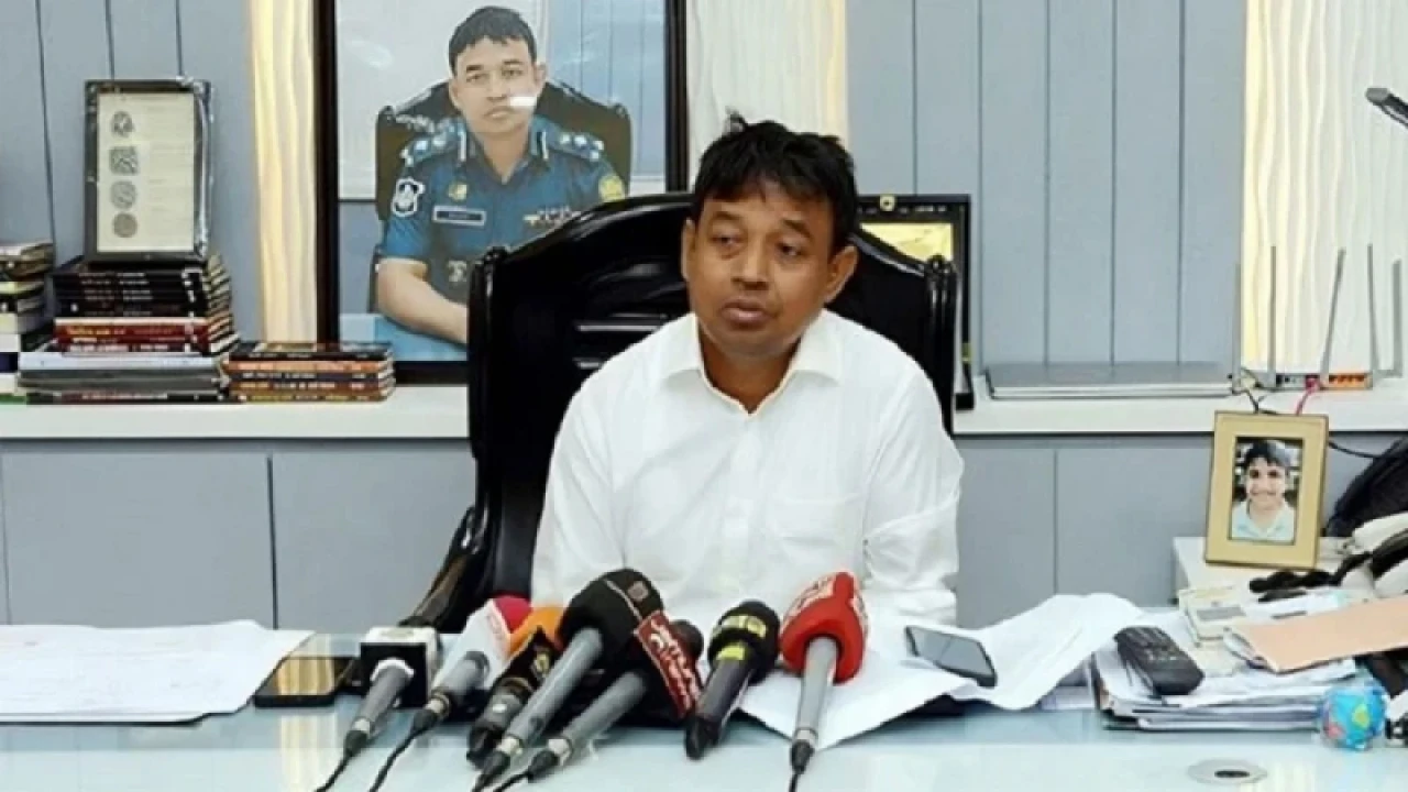 ট্রেনে আগুনের ঘটনায় জড়িতদের নাম পেয়েছি: ডিবির হারুন