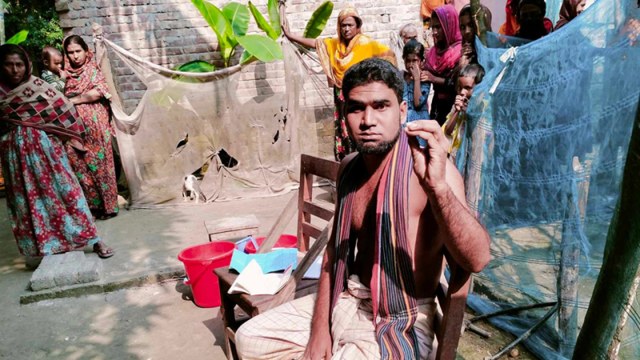 বিচ্ছেদের পর ২০ লিটার দুধ দিয়ে গোসল করলেন আকতারুল