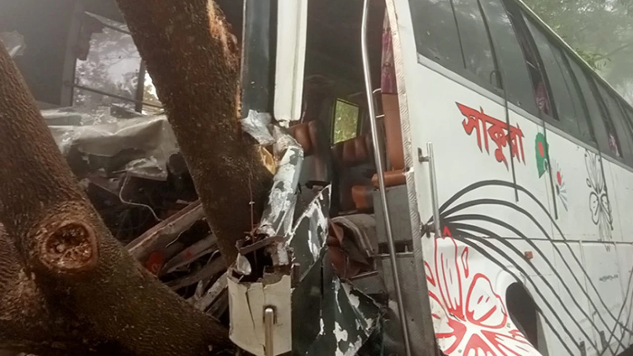 বরিশালে বাস-ট্রলির সংঘর্ষ, নিহত ২