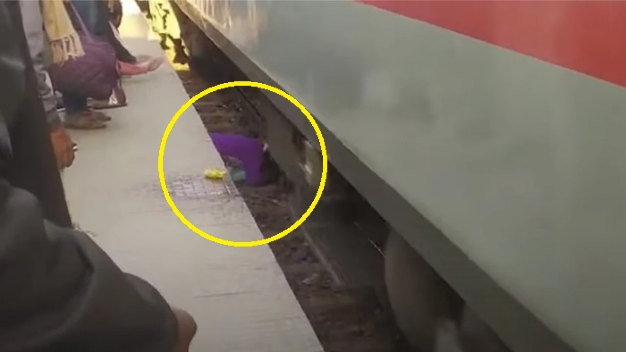 চলন্ত ট্রেনের নিচে পড়েও দুই সন্তানসহ যেভাবে বেঁচে ফিরলেন নারী (ভিডিও)