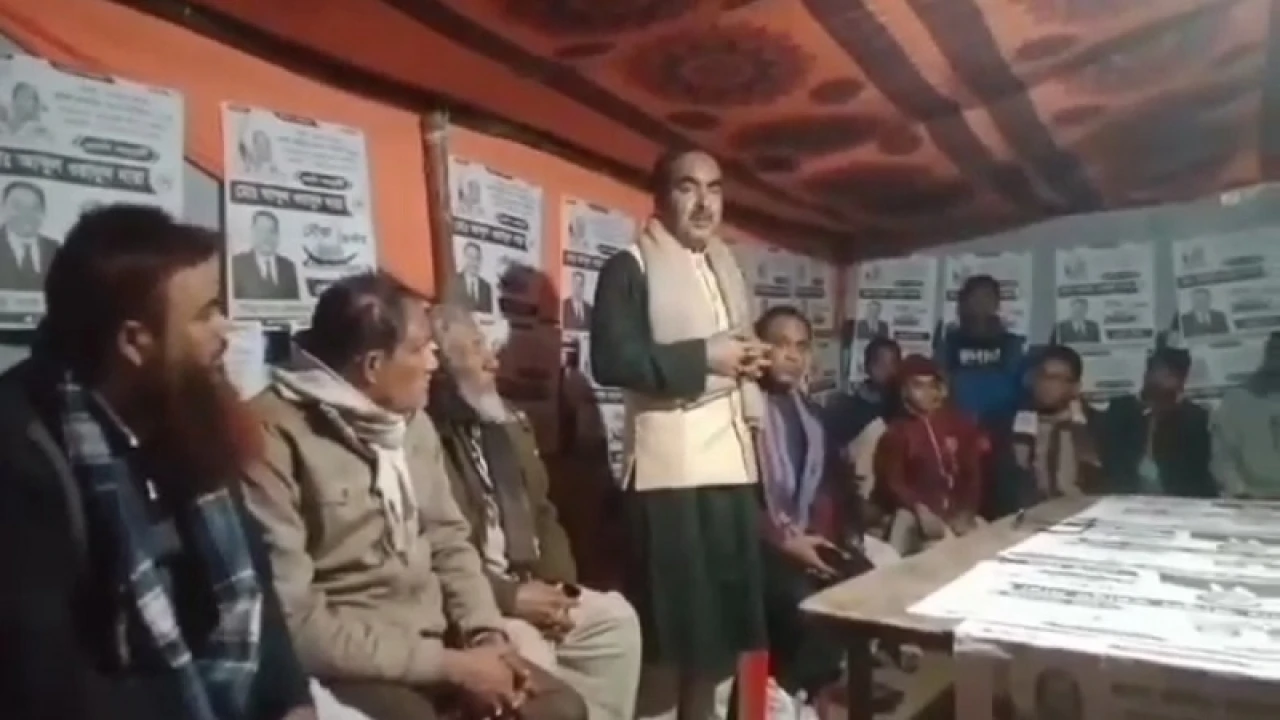 ছুটিতে এসে নৌকার ভোট চেয়ে বেড়াচ্ছেন অডিট কর্মকর্তা