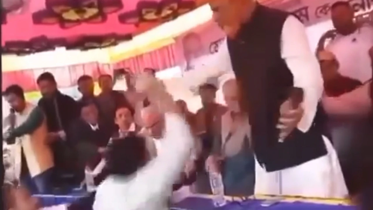 নৌকার প্রার্থী এমপি মোরশেদকে জুতা দিয়ে আঘাতের চেষ্টা, যুবক আটক