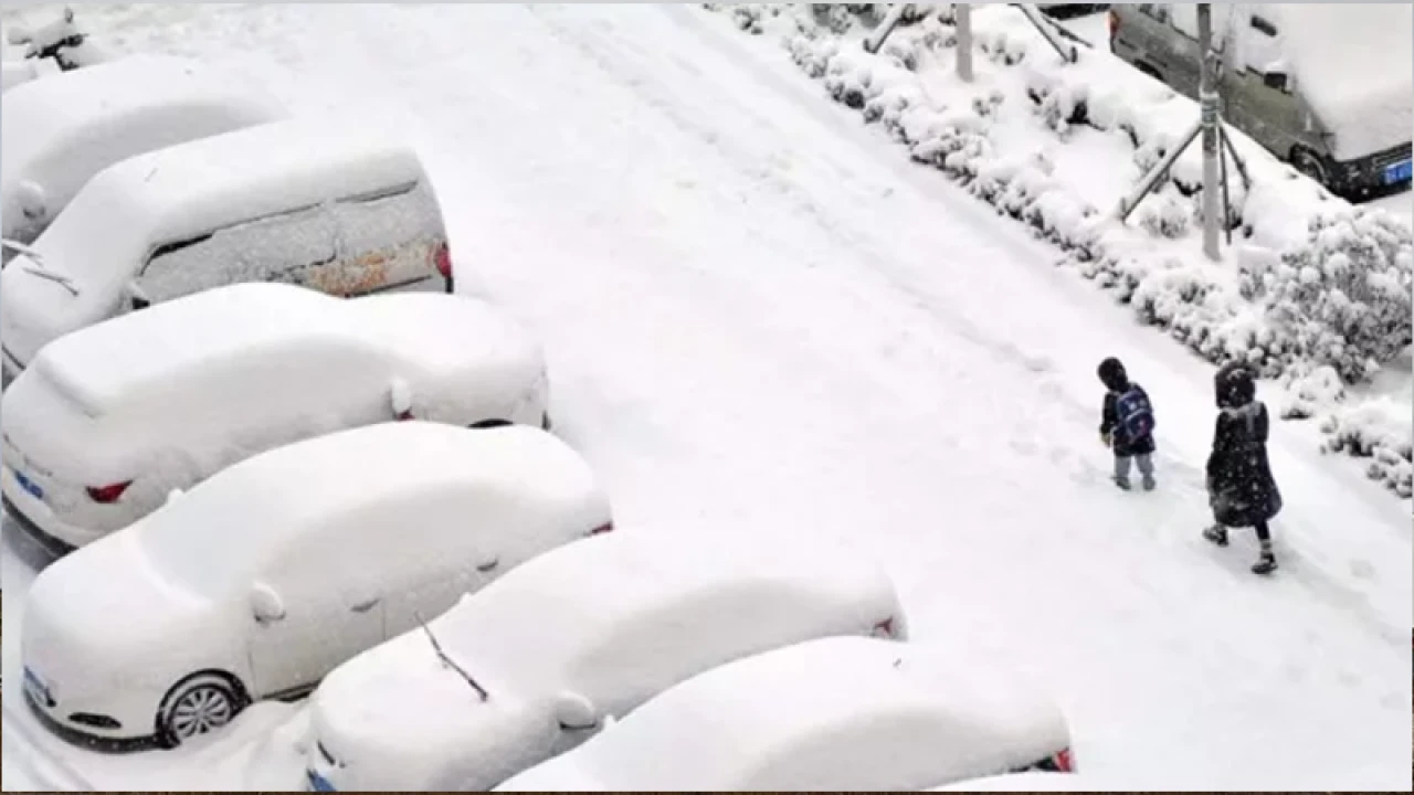 তীব্র শীতে কাঁপছে চীন