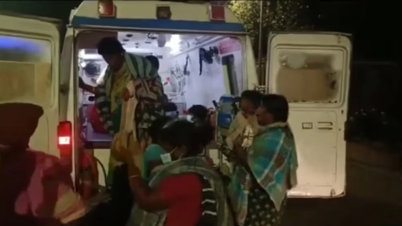 কারখানা থেকে ছড়িয়ে পড়েছে বিষাক্ত গ্যাস, অসুস্থ অনেক গ্রামবাসী