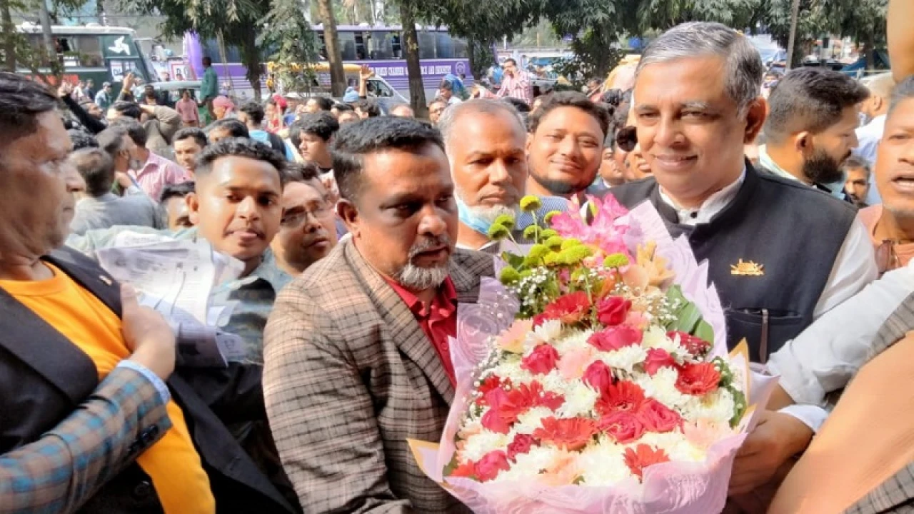 বাহাউদ্দিন নাছিমকে ঢাকা সংবাদপত্র হকার্স সমিতির ফুলেল শুভেচ্ছা