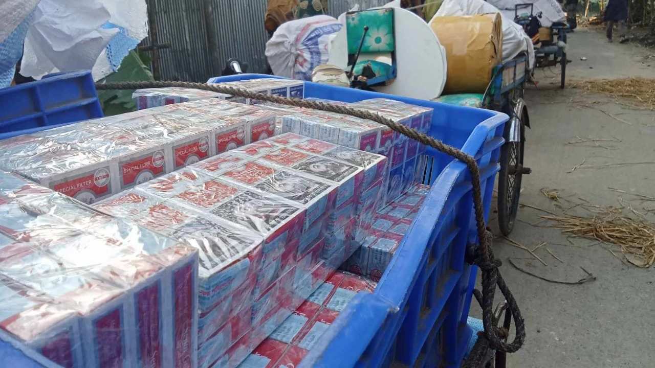 বগুড়ায় এসএম টোব্যাকোতে ডিবির অভিযানে মিলল বিপুল পরিমাণ নকল সিগারেট