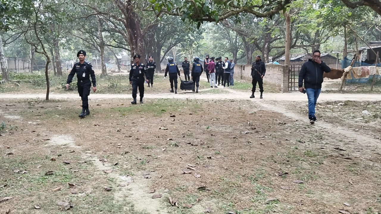 পরিত্যক্ত বাড়ি থেকে ৪১ ককটেল উদ্ধার