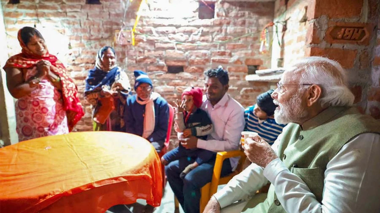 আচমকা বাড়িতে ঢুকে চা খেলেন মোদি, গৃহিনীর সঙ্গে আড্ডা