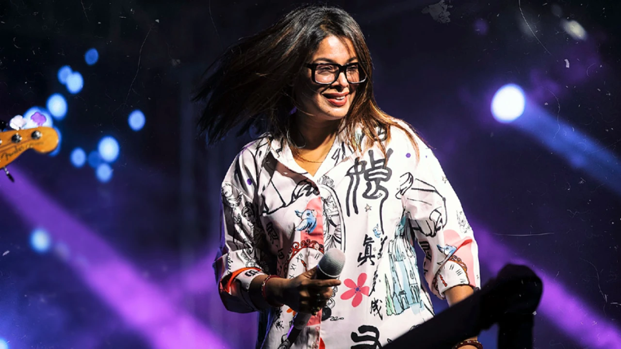 ভেঙে যাওয়া সম্পর্কের কথা মঞ্চে বললেন গায়িকা