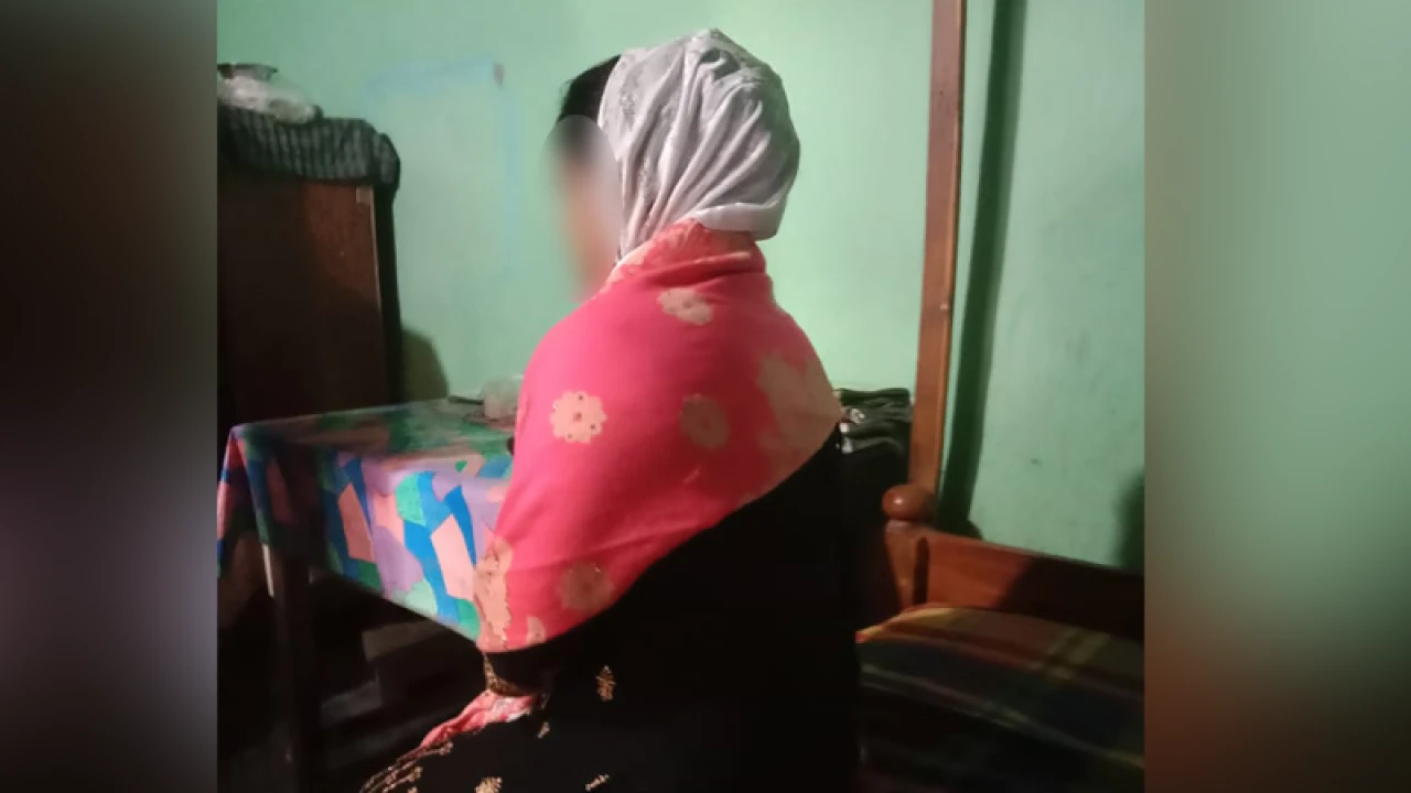 জর্ডান থেকে ফিরে প্রেমিকের বাড়িতে অনশনে নারী