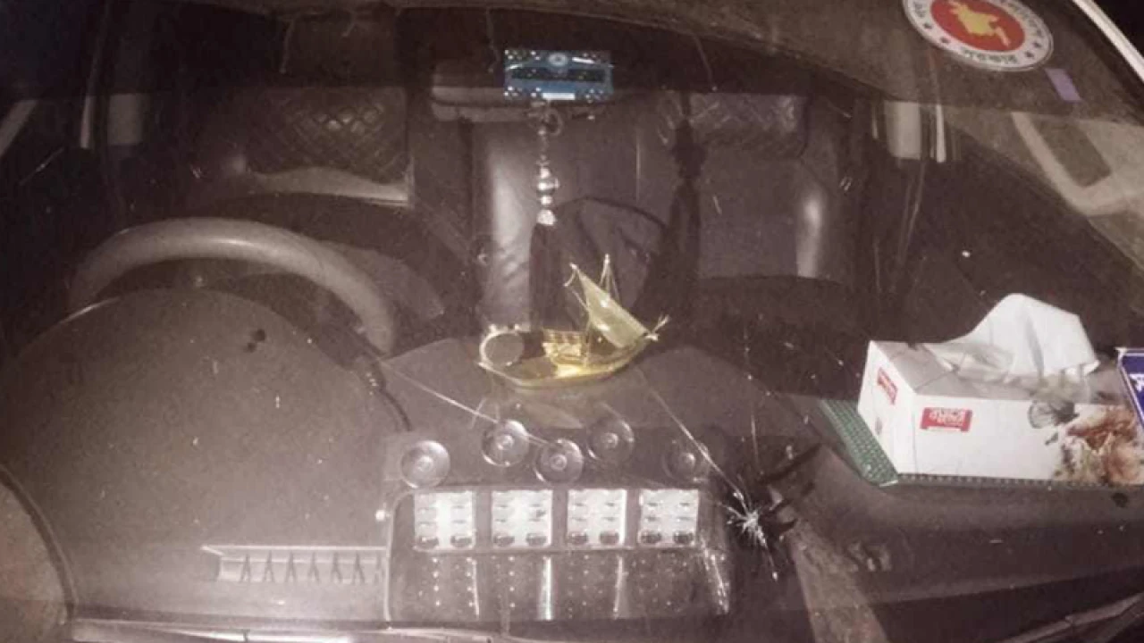 জরিমানার সময় নির্বাহী ম্যাজিস্ট্রেটের গাড়িতে ঢিল