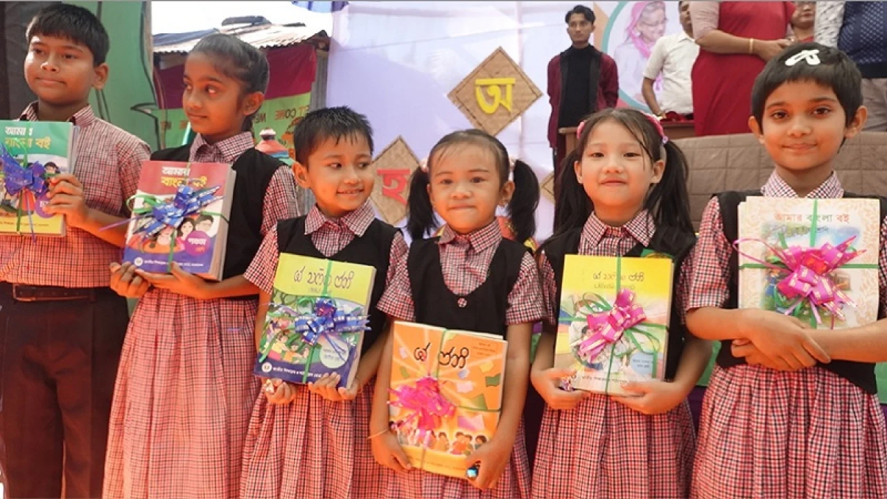 ক্ষুদ্র নৃগোষ্ঠীর শিক্ষার্থীরা পেল মাতৃভাষার বই