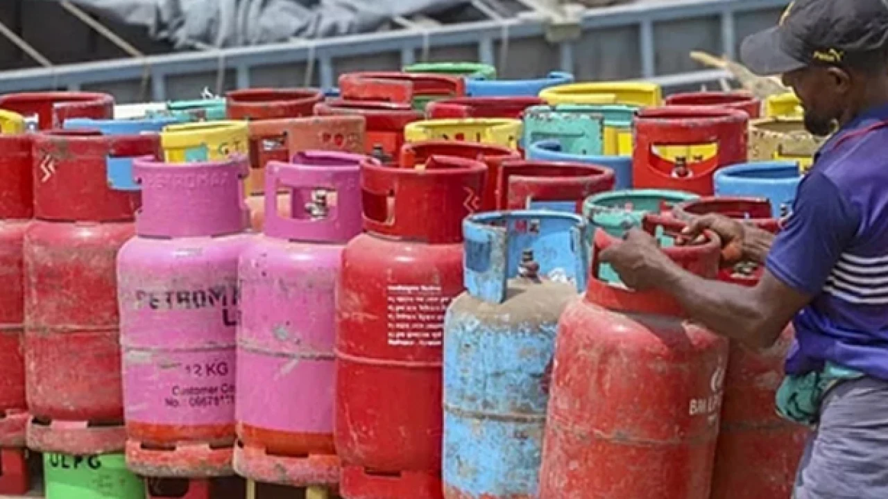 নতুন বছরে প্রথম ঘোষণা হচ্ছে এলপিজির দাম