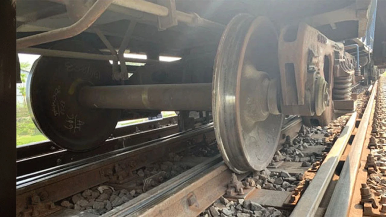 সীতাকুণ্ডে বগি লাইনচ্যুত, ট্রেন চলাচল বন্ধ