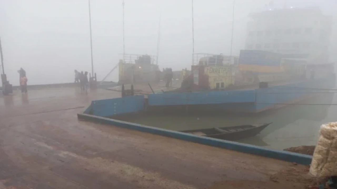 দৌলতদিয়া-পাটুরিয়ায় নৌযান চলাচল বন্ধ